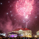 1.1.2017 Kielce. Sylwester pod gwiazdami na Rynku. O dwunastej rozpoczął się pokaz ogni sztucznych. / Wojciech Habdas / Radio Kielce