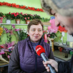 8.1.2017 Kielce. Mimo mrozu kwiaciarnie na Rynku mają się dobrze. / Wojciech Habdas / Radio Kielce