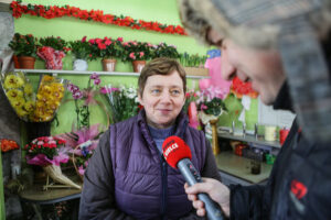 8.1.2017 Kielce. Mimo mrozu kwiaciarnie na Rynku mają się dobrze. / Wojciech Habdas / Radio Kielce