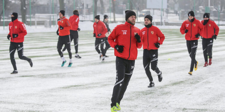 9.1.2017 Kielce. Pierwszy w 2017 roku trening piłkarzy Korony Kielce / Wojciech Habdas / Radio Kielce