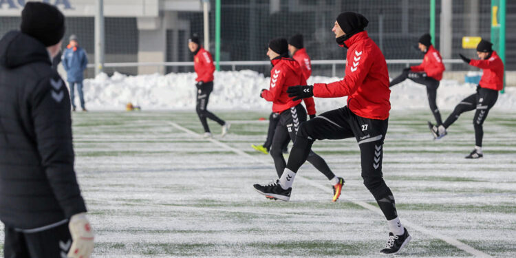 9.1.2017 Kielce. Pierwszy w 2017 roku trening piłkarzy Korony Kielce / Wojciech Habdas / Radio Kielce