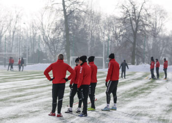 9.1.2017 Kielce. Pierwszy w 2017 roku trening piłkarzy Korony Kielce / Wojciech Habdas / Radio Kielce