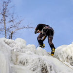 9.1.2017 Kielce. Ekstremalna wspinaczka zimowa na sztucznym lodospadzie na Kadzielni / Wojciech Habdas / Radio Kielce
