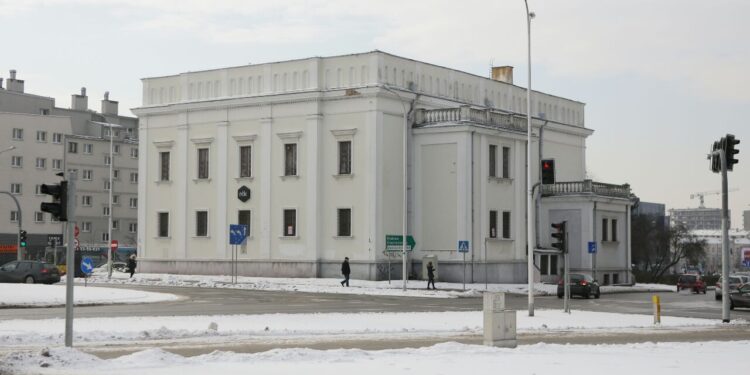 Kielce. ulica IX wieków. Budynek dawnej synagogi, powstanie tutaj Galeria Lalek Teatralnych / Wojciech Habdas / Radio Kielce