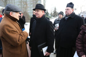 17.1.2017 Kielce. XX Dzień Judaizmu w Kościele katolickim w Polsce. Pomnik „Menora” Al. IX Wieków Kielc – wspomnienie Żydów zamordowanych podczas pogromu kieleckiego – modlitwy. / Wojciech Habdas / Radio Kielce