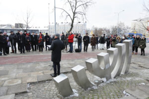 17.1.2017 Kielce. XX Dzień Judaizmu w Kościele katolickim w Polsce. Pomnik „Menora” Al. IX Wieków Kielc – wspomnienie Żydów zamordowanych podczas pogromu kieleckiego – modlitwy. / Wojciech Habdas / Radio Kielce