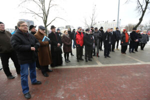 17.1.2017 Kielce. XX Dzień Judaizmu w Kościele katolickim w Polsce. Pomnik „Menora” Al. IX Wieków Kielc – wspomnienie Żydów zamordowanych podczas pogromu kieleckiego – modlitwy. / Wojciech Habdas / Radio Kielce