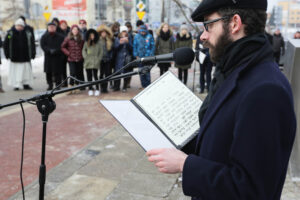 17.1.2017 Kielce. XX Dzień Judaizmu w Kościele katolickim w Polsce. Pomnik „Menora” Al. IX Wieków Kielc – wspomnienie Żydów zamordowanych podczas pogromu kieleckiego – modlitwy. / Wojciech Habdas / Radio Kielce