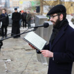 17.1.2017 Kielce. XX Dzień Judaizmu w Kościele katolickim w Polsce. Pomnik „Menora” Al. IX Wieków Kielc – wspomnienie Żydów zamordowanych podczas  pogromu kieleckiego – modlitwy. / Wojciech Habdas / Radio Kielce