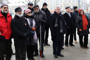 17.1.2017 Kielce. XX Dzień Judaizmu w Kościele katolickim w Polsce. Pomnik „Menora” Al. IX Wieków Kielc – wspomnienie Żydów zamordowanych podczas pogromu kieleckiego – modlitwy. / Wojciech Habdas / Radio Kielce