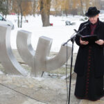 17.1.2017 Kielce. XX Dzień Judaizmu w Kościele katolickim w Polsce. Pomnik „Menora” Al. IX Wieków Kielc – wspomnienie Żydów zamordowanych podczas  pogromu kieleckiego – modlitwy. / Wojciech Habdas / Radio Kielce