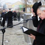 17.1.2017 Kielce. XX Dzień Judaizmu w Kościele katolickim w Polsce. Pomnik „Menora” Al. IX Wieków Kielc – wspomnienie Żydów zamordowanych podczas  pogromu kieleckiego – modlitwy. / Wojciech Habdas / Radio Kielce