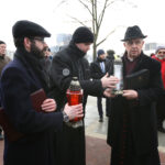 17.1.2017 Kielce. XX Dzień Judaizmu w Kościele katolickim w Polsce. Pomnik „Menora” Al. IX Wieków Kielc – wspomnienie Żydów zamordowanych podczas  pogromu kieleckiego – modlitwy. / Wojciech Habdas / Radio Kielce