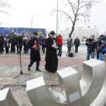 17.1.2017 Kielce. XX Dzień Judaizmu w Kościele katolickim w Polsce. Pomnik „Menora” Al. IX Wieków Kielc – wspomnienie Żydów zamordowanych podczas  pogromu kieleckiego – modlitwy. / Wojciech Habdas / Radio Kielce