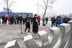 17.1.2017 Kielce. XX Dzień Judaizmu w Kościele katolickim w Polsce. Pomnik „Menora” Al. IX Wieków Kielc – wspomnienie Żydów zamordowanych podczas pogromu kieleckiego – modlitwy. / Wojciech Habdas / Radio Kielce