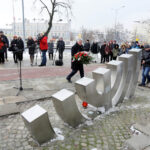 17.1.2017 Kielce. XX Dzień Judaizmu w Kościele katolickim w Polsce. Pomnik „Menora” Al. IX Wieków Kielc – wspomnienie Żydów zamordowanych podczas  pogromu kieleckiego – modlitwy. / Wojciech Habdas / Radio Kielce