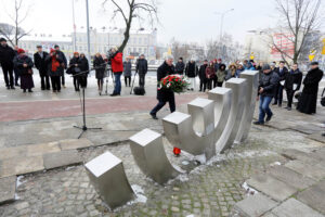 17.1.2017 Kielce. XX Dzień Judaizmu w Kościele katolickim w Polsce. Pomnik „Menora” Al. IX Wieków Kielc – wspomnienie Żydów zamordowanych podczas pogromu kieleckiego – modlitwy. / Wojciech Habdas / Radio Kielce