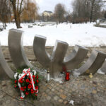 17.1.2017 Kielce. XX Dzień Judaizmu w Kościele katolickim w Polsce. Pomnik „Menora” Al. IX Wieków Kielc – wspomnienie Żydów zamordowanych podczas  pogromu kieleckiego – modlitwy. / Wojciech Habdas / Radio Kielce