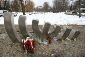 17.1.2017 Kielce. XX Dzień Judaizmu w Kościele katolickim w Polsce. Pomnik „Menora” Al. IX Wieków Kielc – wspomnienie Żydów zamordowanych podczas pogromu kieleckiego – modlitwy. / Wojciech Habdas / Radio Kielce