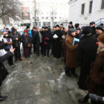 17.1.2017 Kielce. XX Dzień Judaizmu w Kościele katolickim w Polsce. Przy Murze Pamięci „Sprawiedliwych Wśród Narodów Świata” – krótkie wspomnienie zamordowanych żydowskich mieszkańców Kielc oraz Polaków ratujących Żydów w czasie II Wojny Światowej / Wojciech Habdas / Radio Kielce