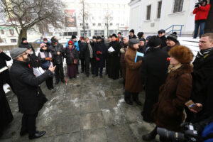 17.1.2017 Kielce. XX Dzień Judaizmu w Kościele katolickim w Polsce. Przy Murze Pamięci „Sprawiedliwych Wśród Narodów Świata” – krótkie wspomnienie zamordowanych żydowskich mieszkańców Kielc oraz Polaków ratujących Żydów w czasie II Wojny Światowej / Wojciech Habdas / Radio Kielce