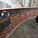 17.1.2017 Kielce. XX Dzień Judaizmu w Kościele katolickim w Polsce. Przy Murze Pamięci „Sprawiedliwych Wśród Narodów Świata” – krótkie wspomnienie zamordowanych żydowskich mieszkańców Kielc oraz Polaków ratujących Żydów w czasie II Wojny Światowej / Wojciech Habdas / Radio Kielce