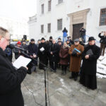17.1.2017 Kielce. XX Dzień Judaizmu w Kościele katolickim w Polsce. Przy Murze Pamięci „Sprawiedliwych Wśród Narodów Świata” – krótkie wspomnienie zamordowanych żydowskich mieszkańców Kielc oraz Polaków ratujących Żydów w czasie II Wojny Światowej / Wojciech Habdas / Radio Kielce