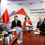 20.1.2017 Kielce. Konferencja prasowa. Agata Wojtyszek, Wojewoda Świętokrzyski, Kazimierz Mądzik, Świętokrzyski Kurator Oświaty, Elżbieta Frejowska, Wydział Organizacji i Kadr, Robert Frey, Wydział Prawny, Nadzoru i Kontroli UW, Tomasz Pleban, dyrektor Wydziału Organizacji i Rozwoju Edukacji / Wojciech Habdas / Radio Kielce