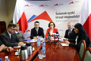 20.1.2017 Kielce. Konferencja prasowa. Agata Wojtyszek, Wojewoda Świętokrzyski, Kazimierz Mądzik, Świętokrzyski Kurator Oświaty, Elżbieta Frejowska, Wydział Organizacji i Kadr, Robert Frey, Wydział Prawny, Nadzoru i Kontroli UW, Tomasz Pleban, dyrektor Wydziału Organizacji i Rozwoju Edukacji / Wojciech Habdas / Radio Kielce