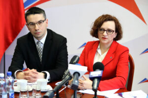 20.1.2017 Kielce. Konferencja prasowa. Agata Wojtyszek, Wojewoda Świętokrzyski, Kazimierz Mądzik, Świętokrzyski Kurator Oświaty, Elżbieta Frejowska, Wydział Organizacji i Kadr, Robert Frey, Wydział Prawny, Nadzoru i Kontroli UW, Tomasz Pleban, dyrektor Wydziału Organizacji i Rozwoju Edukacji / Wojciech Habdas / Radio Kielce