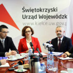 20.1.2017 Kielce. Konferencja prasowa. Agata Wojtyszek, Wojewoda Świętokrzyski, Kazimierz Mądzik, Świętokrzyski Kurator Oświaty, Elżbieta Frejowska, Wydział Organizacji i Kadr, Robert Frey, Wydział Prawny, Nadzoru i Kontroli UW, Tomasz Pleban, dyrektor Wydziału Organizacji i Rozwoju Edukacji / Wojciech Habdas / Radio Kielce