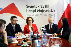 20.1.2017 Kielce. Konferencja prasowa. Agata Wojtyszek, Wojewoda Świętokrzyski, Kazimierz Mądzik, Świętokrzyski Kurator Oświaty, Elżbieta Frejowska, Wydział Organizacji i Kadr, Robert Frey, Wydział Prawny, Nadzoru i Kontroli UW, Tomasz Pleban, dyrektor Wydziału Organizacji i Rozwoju Edukacji / Wojciech Habdas / Radio Kielce