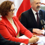 20.1.2017 Kielce. Konferencja prasowa. Agata Wojtyszek, Wojewoda Świętokrzyski, Kazimierz Mądzik, Świętokrzyski Kurator Oświaty, Elżbieta Frejowska, Wydział Organizacji i Kadr, Robert Frey, Wydział Prawny, Nadzoru i Kontroli UW, Tomasz Pleban, dyrektor Wydziału Organizacji i Rozwoju Edukacji / Wojciech Habdas / Radio Kielce