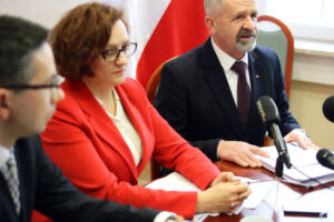 20.1.2017 Kielce. Konferencja prasowa. Agata Wojtyszek, Wojewoda Świętokrzyski, Kazimierz Mądzik, Świętokrzyski Kurator Oświaty, Elżbieta Frejowska, Wydział Organizacji i Kadr, Robert Frey, Wydział Prawny, Nadzoru i Kontroli UW, Tomasz Pleban, dyrektor Wydziału Organizacji i Rozwoju Edukacji / Wojciech Habdas / Radio Kielce