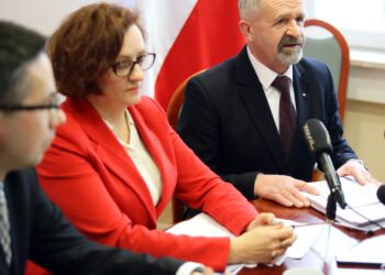 20.1.2017 Kielce. Konferencja prasowa. Agata Wojtyszek, Wojewoda Świętokrzyski, Kazimierz Mądzik, Świętokrzyski Kurator Oświaty, Elżbieta Frejowska, Wydział Organizacji i Kadr, Robert Frey, Wydział Prawny, Nadzoru i Kontroli UW, Tomasz Pleban, dyrektor Wydziału Organizacji i Rozwoju Edukacji / Wojciech Habdas / Radio Kielce