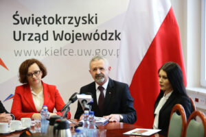 20.1.2017 Kielce. Konferencja prasowa. Agata Wojtyszek, Wojewoda Świętokrzyski, Kazimierz Mądzik, Świętokrzyski Kurator Oświaty, Elżbieta Frejowska, Wydział Organizacji i Kadr, Robert Frey, Wydział Prawny, Nadzoru i Kontroli UW, Tomasz Pleban, dyrektor Wydziału Organizacji i Rozwoju Edukacji / Wojciech Habdas / Radio Kielce