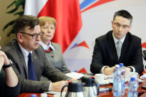 20.1.2017 Kielce. Konferencja prasowa. Agata Wojtyszek, Wojewoda Świętokrzyski, Kazimierz Mądzik, Świętokrzyski Kurator Oświaty, Elżbieta Frejowska, Wydział Organizacji i Kadr, Robert Frey, Wydział Prawny, Nadzoru i Kontroli UW, Tomasz Pleban, dyrektor Wydziału Organizacji i Rozwoju Edukacji / Wojciech Habdas / Radio Kielce