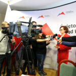 20.1.2017 Kielce. Konferencja prasowa. Agata Wojtyszek, Wojewoda Świętokrzyski, Kazimierz Mądzik, Świętokrzyski Kurator Oświaty, Elżbieta Frejowska, Wydział Organizacji i Kadr, Robert Frey, Wydział Prawny, Nadzoru i Kontroli UW, Tomasz Pleban, dyrektor Wydziału Organizacji i Rozwoju Edukacji / Wojciech Habdas / Radio Kielce