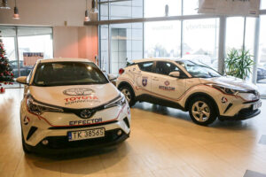 26.1.2017 Kielce. W siedzibie firmy Toyota Romanowski, trener i zawodnicy Effectora odebrali nowe Toyoty C-HR, którymi będą się poruszać przez następne trzy sezony. / Wojciech Habdas / Radio Kielce