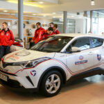 26.1.2017 Kielce. W siedzibie firmy Toyota Romanowski, trener i zawodnicy Effectora odebrali nowe Toyoty C-HR, którymi będą się poruszać przez następne trzy sezony. / Wojciech Habdas / Radio Kielce