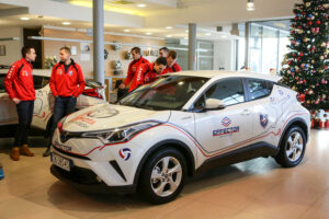 26.1.2017 Kielce. W siedzibie firmy Toyota Romanowski, trener i zawodnicy Effectora odebrali nowe Toyoty C-HR, którymi będą się poruszać przez następne trzy sezony. / Wojciech Habdas / Radio Kielce