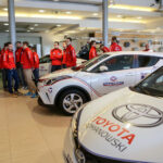 26.1.2017 Kielce. W siedzibie firmy Toyota Romanowski, trener i zawodnicy Effectora odebrali nowe Toyoty C-HR, którymi będą się poruszać przez następne trzy sezony. / Wojciech Habdas / Radio Kielce