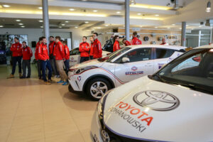 26.1.2017 Kielce. W siedzibie firmy Toyota Romanowski, trener i zawodnicy Effectora odebrali nowe Toyoty C-HR, którymi będą się poruszać przez następne trzy sezony. / Wojciech Habdas / Radio Kielce