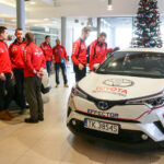 26.1.2017 Kielce. W siedzibie firmy Toyota Romanowski, trener i zawodnicy Effectora odebrali nowe Toyoty C-HR, którymi będą się poruszać przez następne trzy sezony. / Wojciech Habdas / Radio Kielce