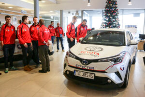 26.1.2017 Kielce. W siedzibie firmy Toyota Romanowski, trener i zawodnicy Effectora odebrali nowe Toyoty C-HR, którymi będą się poruszać przez następne trzy sezony. / Wojciech Habdas / Radio Kielce