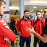 26.1.2017 Kielce. W siedzibie firmy Toyota Romanowski, trener i zawodnicy Effectora odebrali nowe Toyoty C-HR, którymi będą się poruszać przez następne trzy sezony. / Wojciech Habdas / Radio Kielce