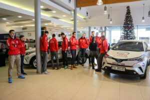26.1.2017 Kielce. W siedzibie firmy Toyota Romanowski, trener i zawodnicy Effectora odebrali nowe Toyoty C-HR, którymi będą się poruszać przez następne trzy sezony. / Wojciech Habdas / Radio Kielce