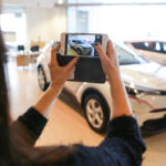 26.1.2017 Kielce. W siedzibie firmy Toyota Romanowski, trener i zawodnicy Effectora odebrali nowe Toyoty C-HR, którymi będą się poruszać przez następne trzy sezony. / Wojciech Habdas / Radio Kielce