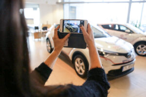 26.1.2017 Kielce. W siedzibie firmy Toyota Romanowski, trener i zawodnicy Effectora odebrali nowe Toyoty C-HR, którymi będą się poruszać przez następne trzy sezony. / Wojciech Habdas / Radio Kielce