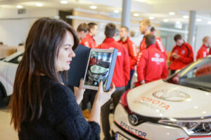 26.1.2017 Kielce. W siedzibie firmy Toyota Romanowski, trener i zawodnicy Effectora odebrali nowe Toyoty C-HR, którymi będą się poruszać przez następne trzy sezony. / Wojciech Habdas / Radio Kielce